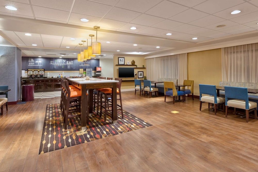 Hampton Inn Waterbury - photo 4