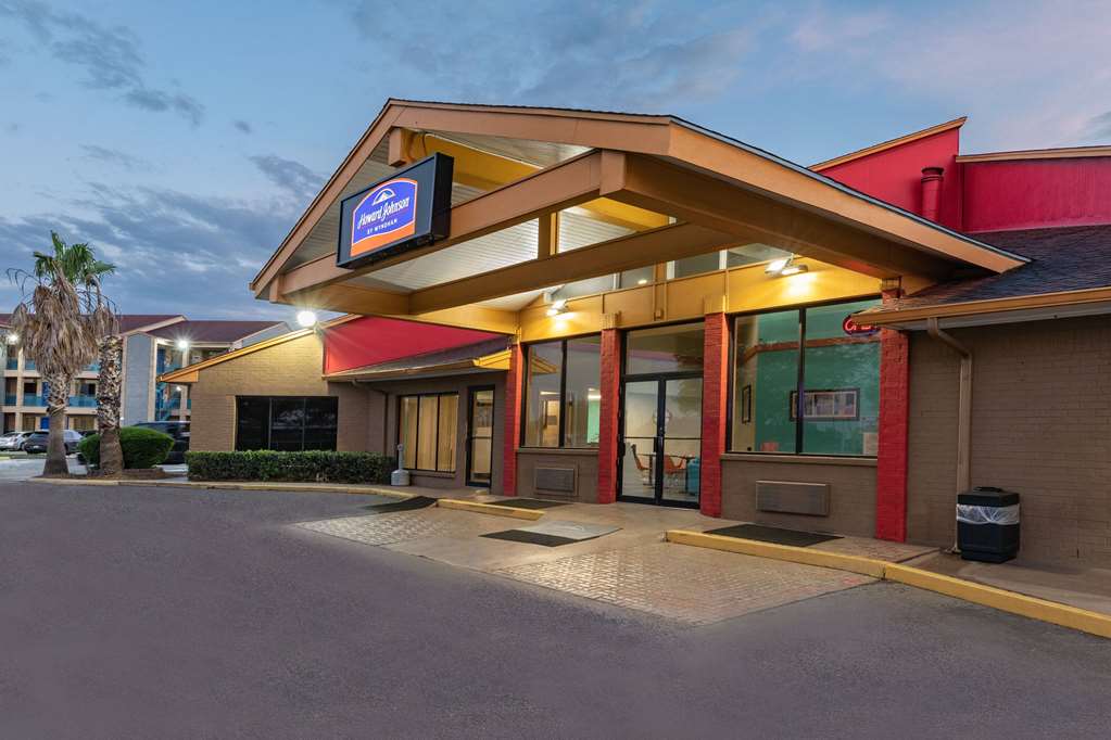 Howard Johnson by Wyndham Houston Hobby Airport - photo 3