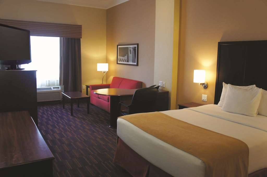 La Quinta Inn & Suites by Wyndham Albuquerque Midtown - photo 16
