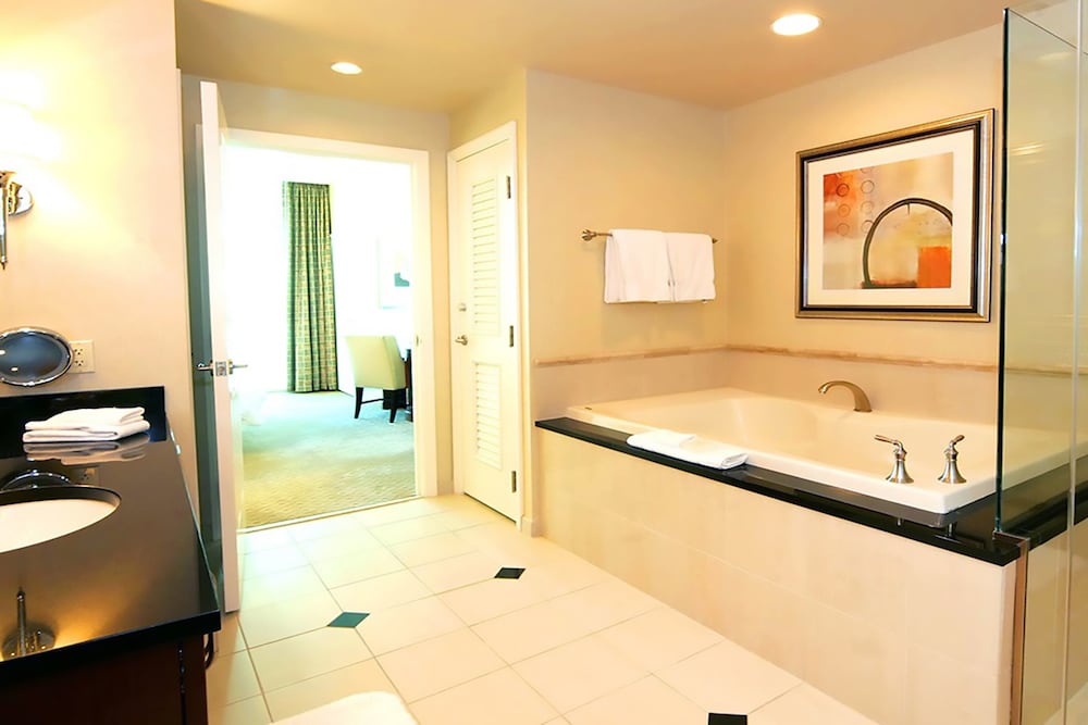 888 One Bedroom Balcony Suite at Signature Condo Hotel - photo 36