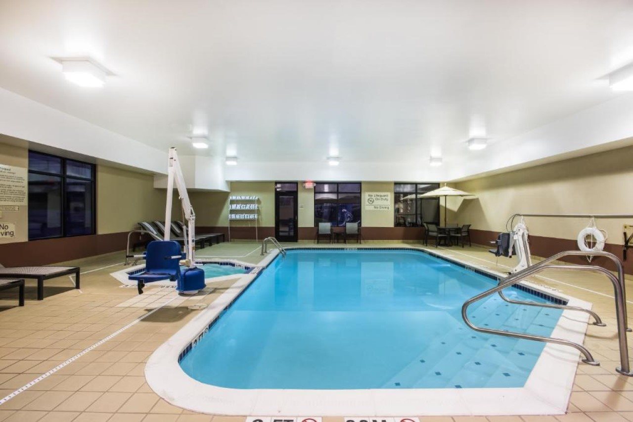 Hampton Inn Cleveland Airport Tiedeman Rd - photo 2