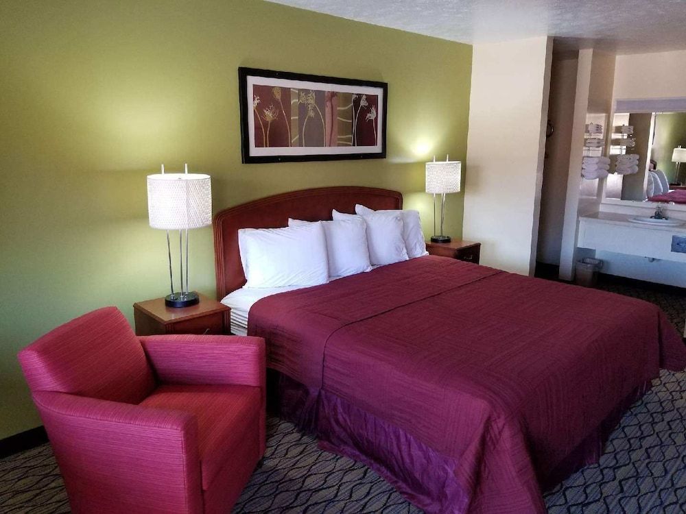 Economy Inn & Suites — hotel in Cedar Lake
