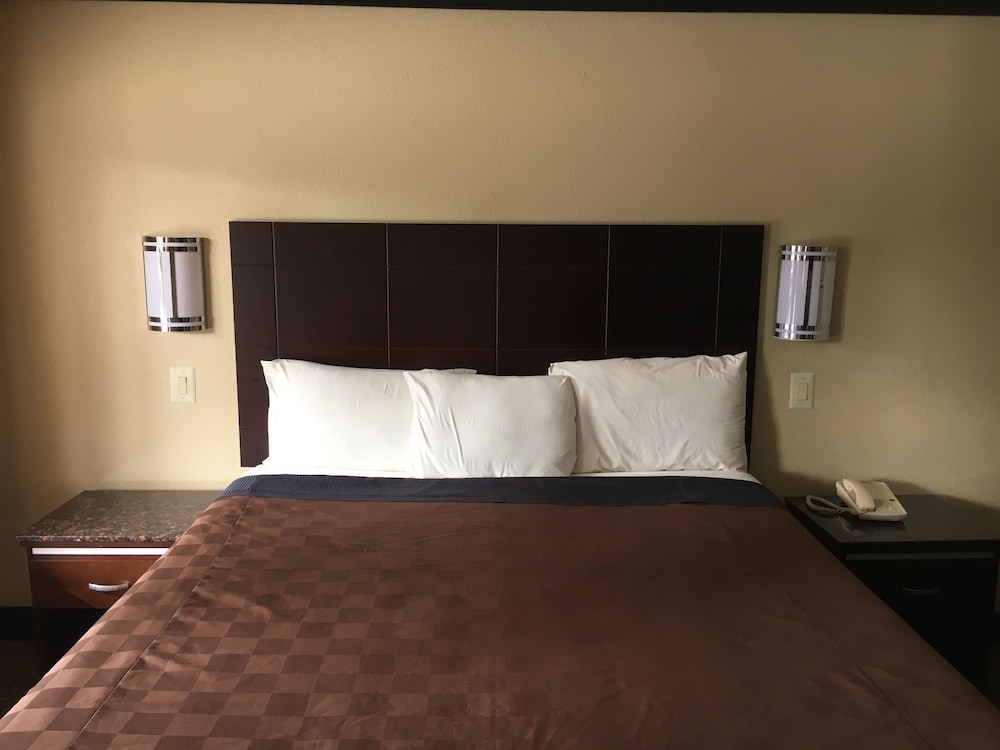 Del Amo Inn - photo 5