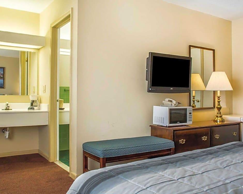 Rodeway Inn Marshall Manor - photo 17