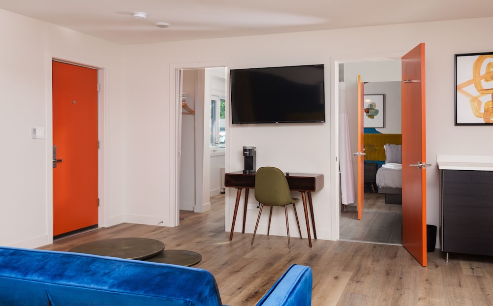 4411 Inn & Suites - photo 18