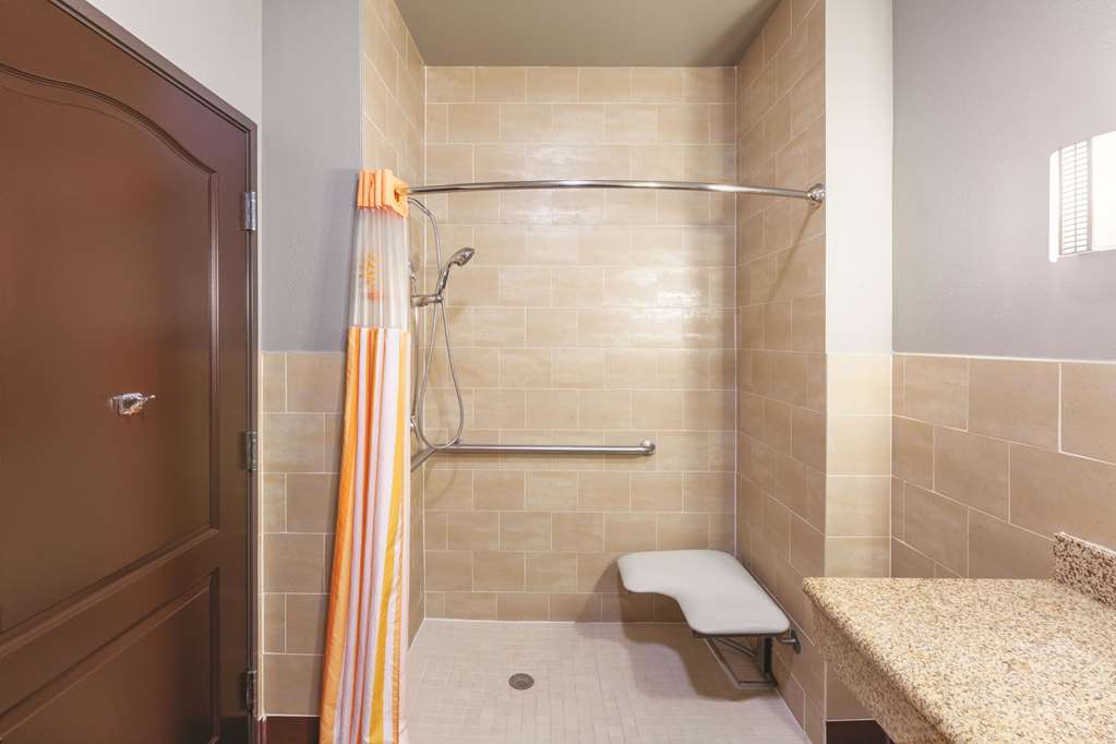 La Quinta Inn & Suites by Wyndham Houston Bush Intl Airpt E - photo 12