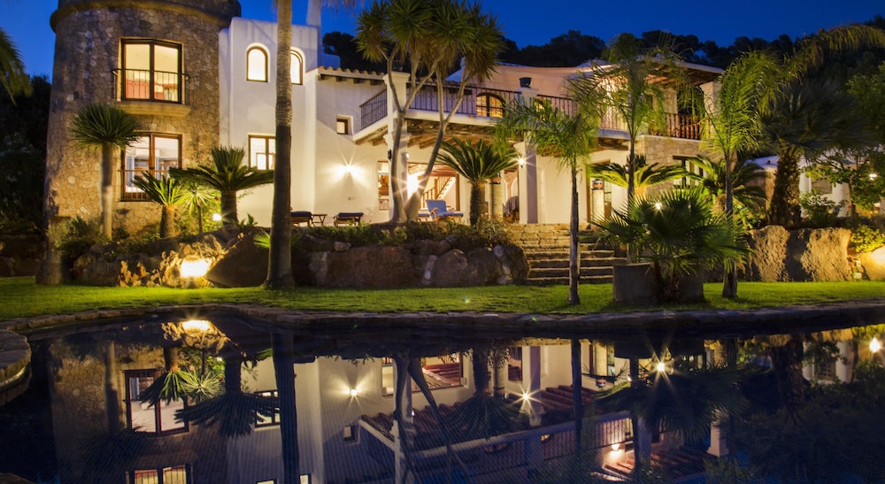 Villa Torres Caron — 4-Star Luxury Hotel in Santa Eularia Des Riu, Spain