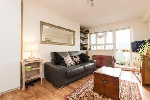 Central Camden Flat With Terrace For 4 People — 4-Star Luxury Hotel in London, United Kingdom