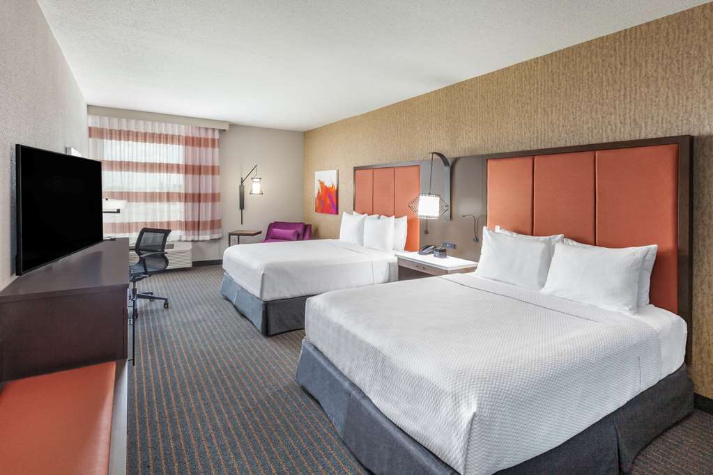La Quinta Inn & Suites by Wyndham Houston East at Sheldon Rd - photo 10