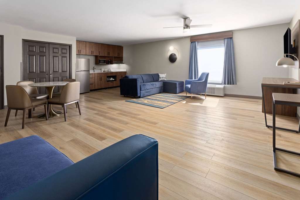 La Quinta Inn & Suites by Wyndham Memphis I 240 - photo 24