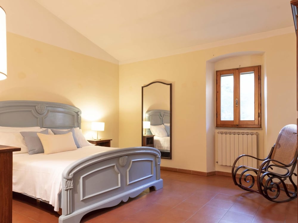 Belvilla by OYO Tasteful Villa With Bubble Bath — 4-Star Luxury Hotel in Reggello, Italy