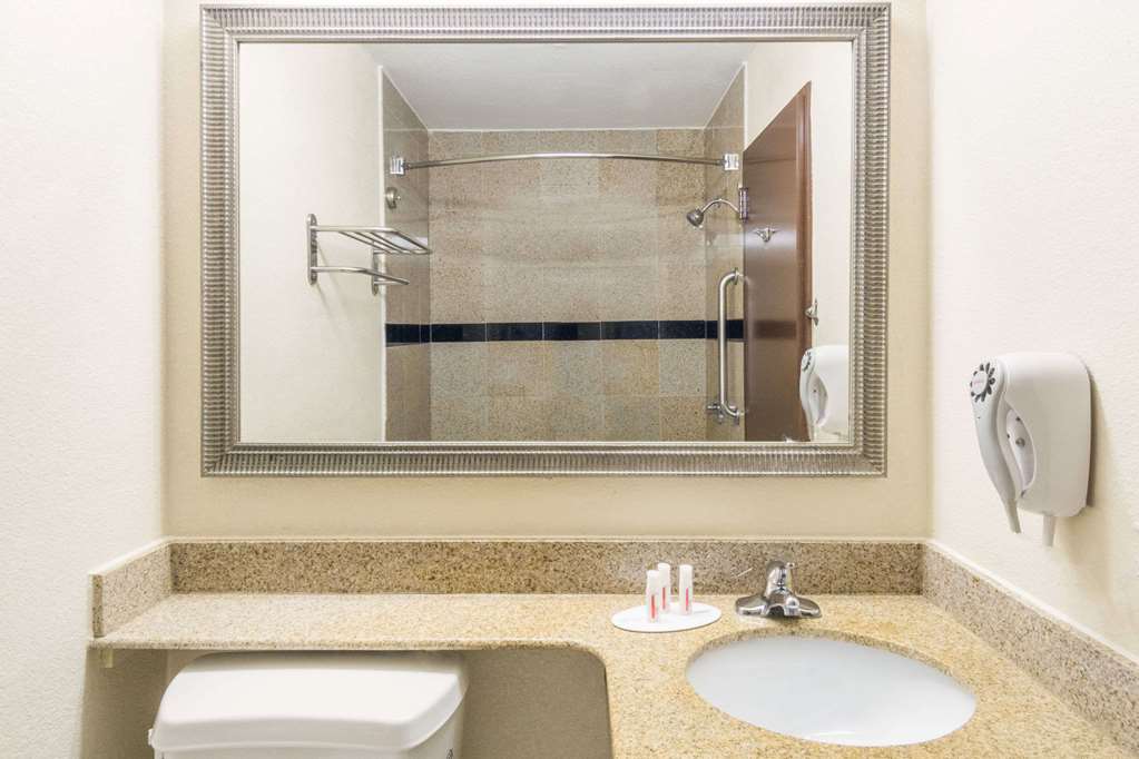 Super 8 by Wyndham Beaumont I 10 South College St - photo 16