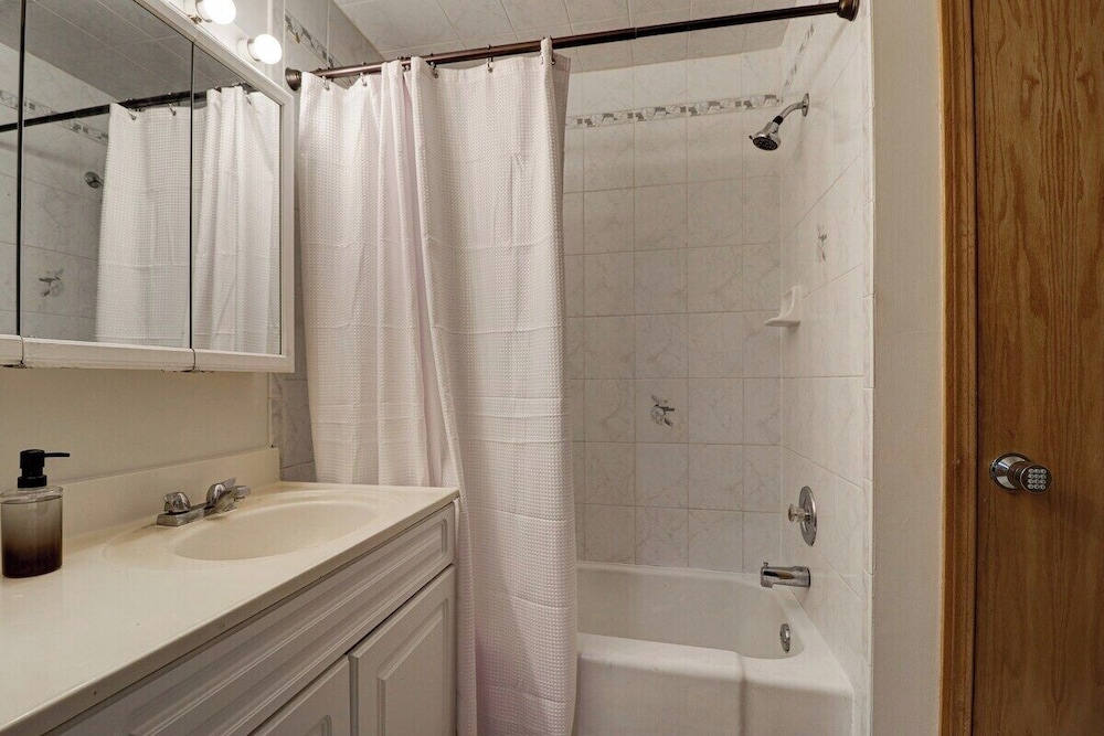Getaway Near ORD With Great Local Amenities - photo 11