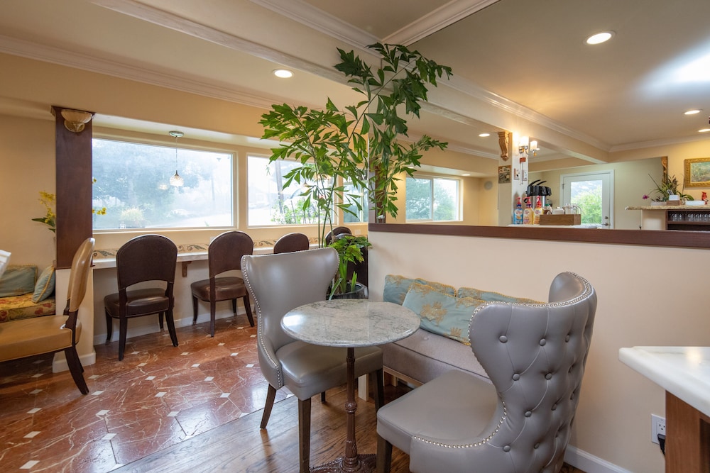 Vendange Carmel Inn & Suites - photo 33