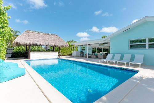 Tropical Villa Pool Home w Tiki Bar Sleeps 9 — 4-Star Luxury Hotel in Palm Beach Gardens, United States