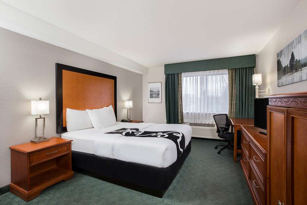 La Quinta Inn by Wyndham Everett - photo 17