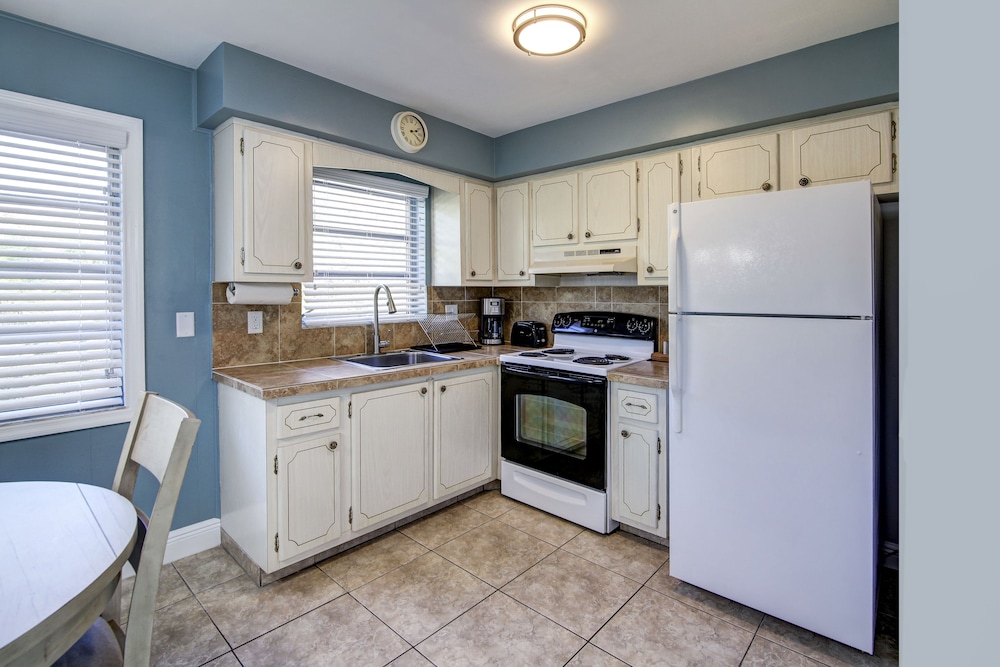 May Dee Suites - photo 17
