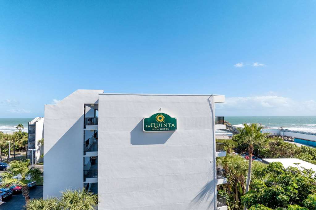 La Quinta Inn & Suites by Wyndham Cocoa Beach Oceanfront - photo 3