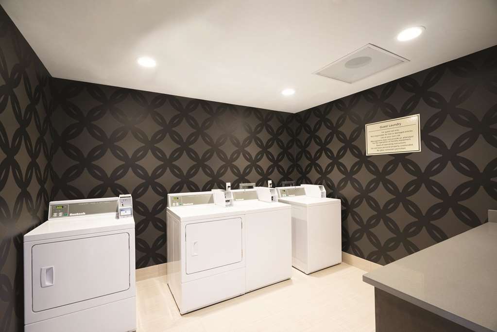 La Quinta Inn & Suites by Wyndham Memphis Downtown - photo 32