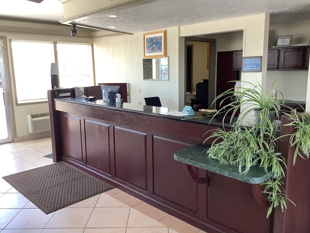 Silver Spur Vintage Inn & Suites - photo 2