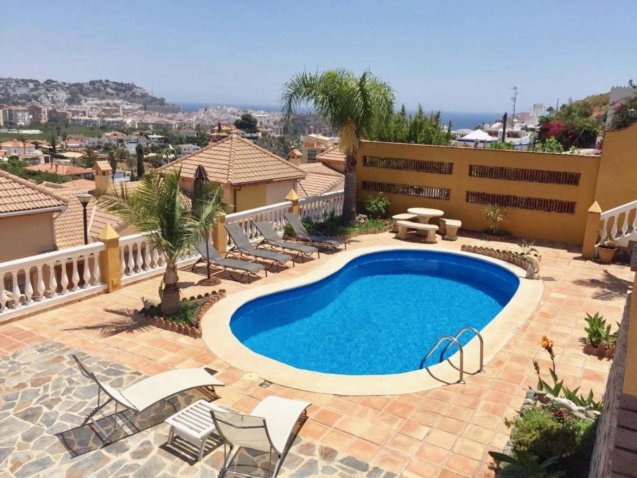 Chalet Con Piscinas Y Vistas De Ensueño — 4-Star Luxury Hotel in Almunecar, Spain