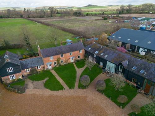 Charming Barn Retreat Near Pewsey & Woodborough — 4-Star Luxury Hotel in Woodborough, United Kingdom