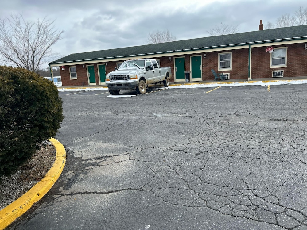 Hillcrest Motel By OYO Aurora IN Near Lawrenceburg - photo 38
