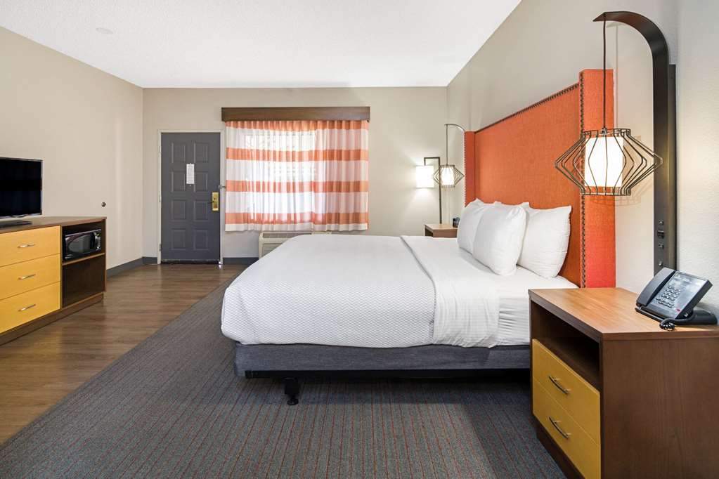 La Quinta Inn & Suites by Wyndham Orange County Airport - photo 17