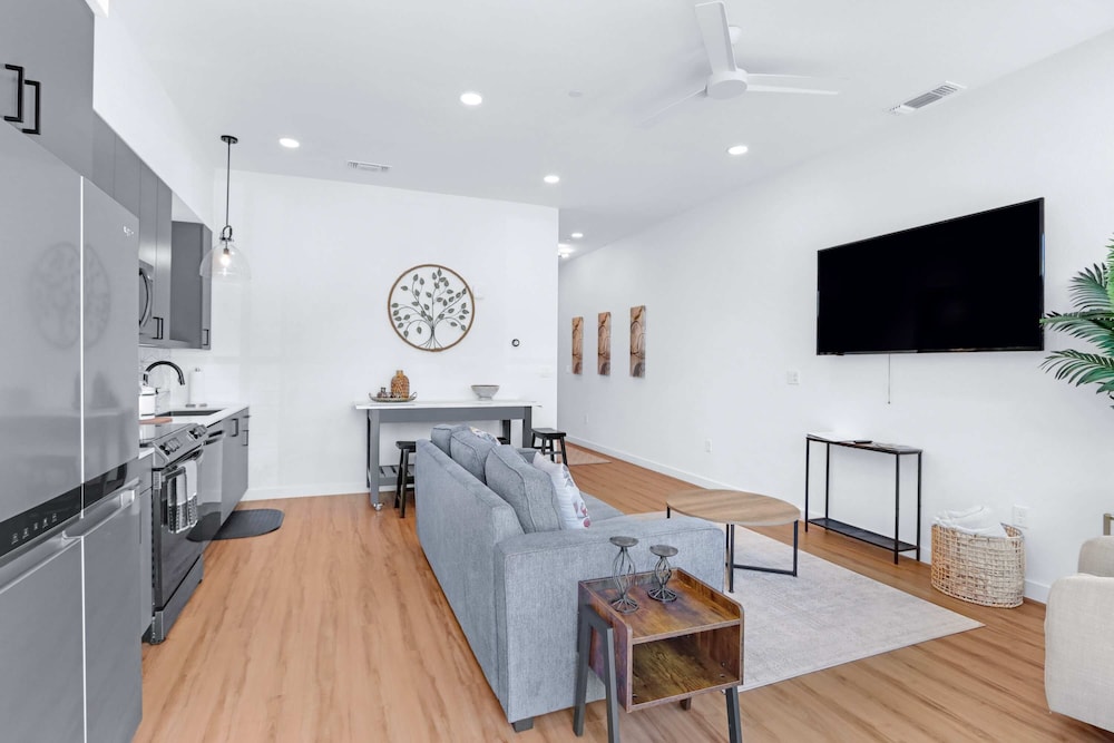 Relax in a Luxe Resort style Condo - photo 11