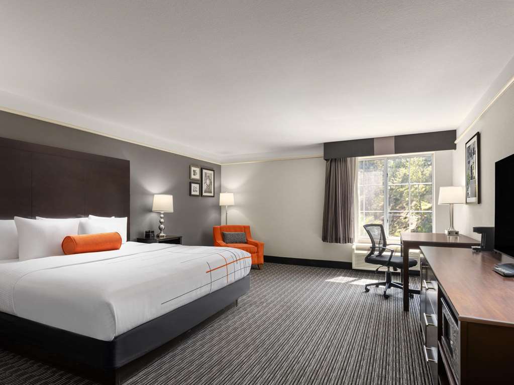 La Quinta Inn & Suites by Wyndham Santa Clarita Valencia - photo 22