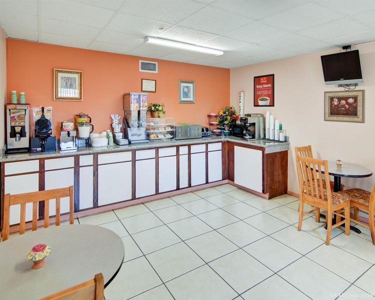 Econo Lodge Marshall - photo 6