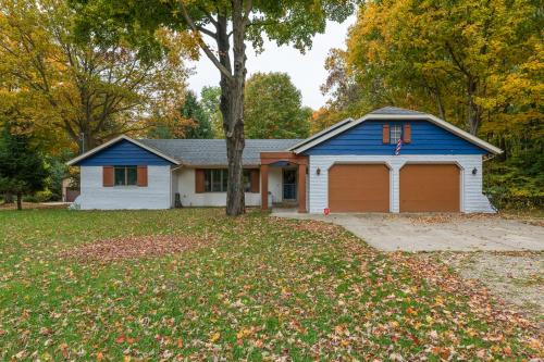 Plum Creek Large home with 2 kitchens close to Pier Cove — 4-Star Luxury Hotel in Fennville, United States
