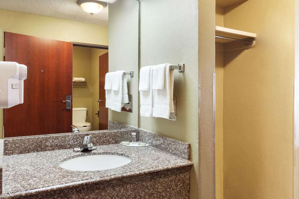 Super 8 by Wyndham Sulphur - photo 7
