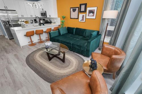 Spacious 3BR Family Oasis Sleeps 8 with Free Parking Near Medical District Douglas Park and University of Illinois Chicago — 4-Star Luxury Hotel in Chicago, United States