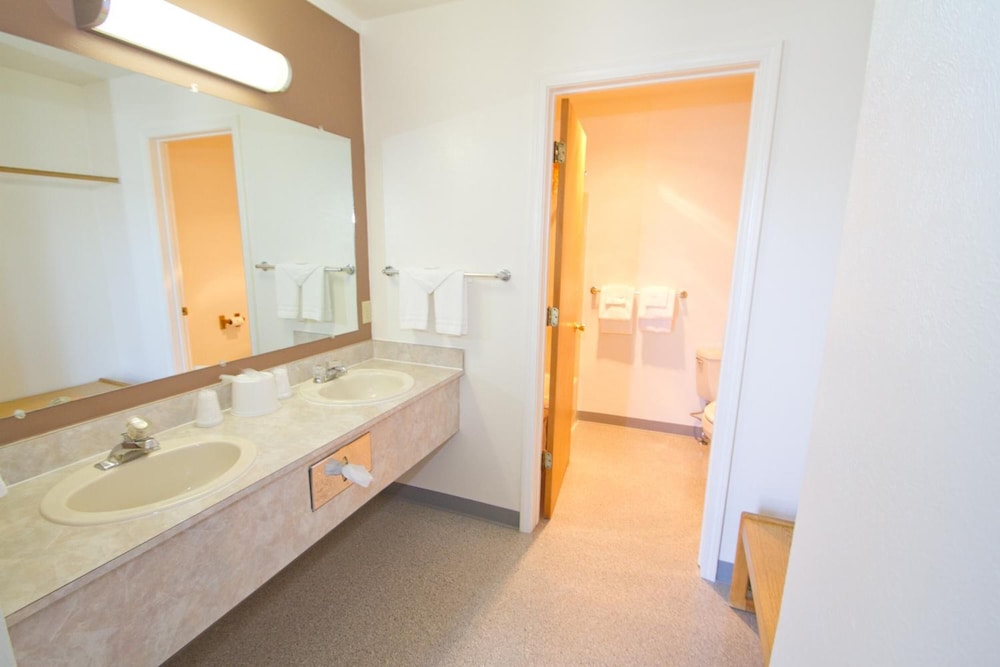 Brooks Street Motor Inn - photo 26