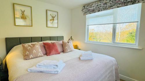 3 Bed Garden Spa Cottage — 4-Star Luxury Hotel in Southwater, United Kingdom