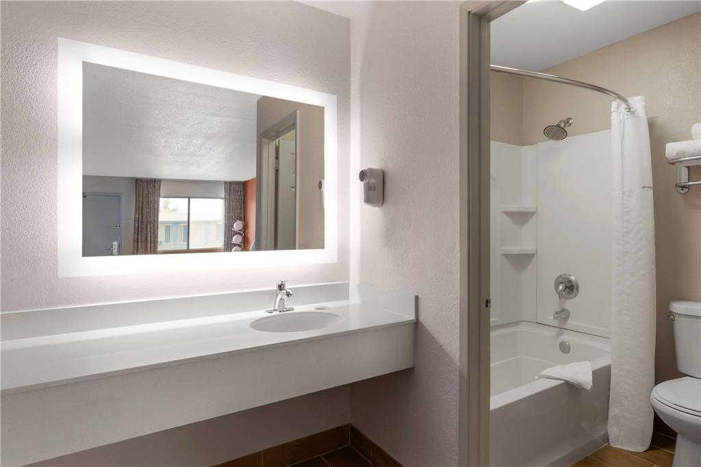 Howard Johnson by Wyndham Modesto Ceres - photo 8