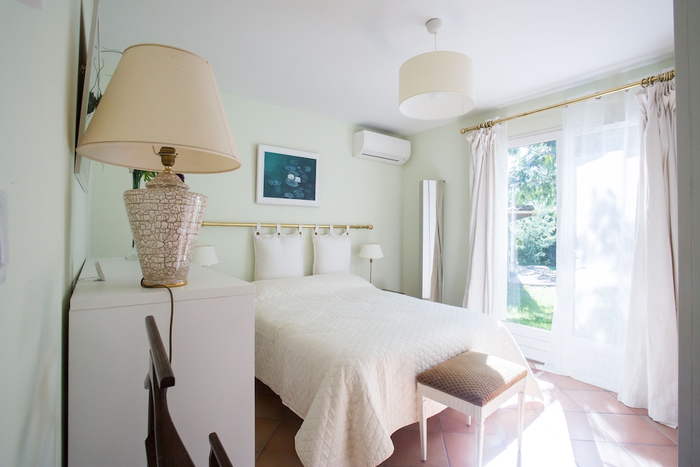 La Monière Chambres d'hôtes — 4-Star Luxury Hotel in Saubion, France