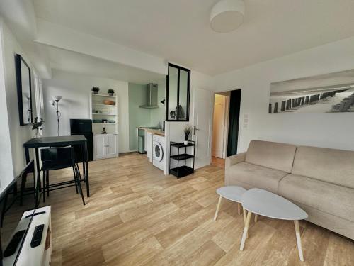 Sydney Studio Avec Loggia Acces Direct Plage in Courseulles-Sur-Mer, France