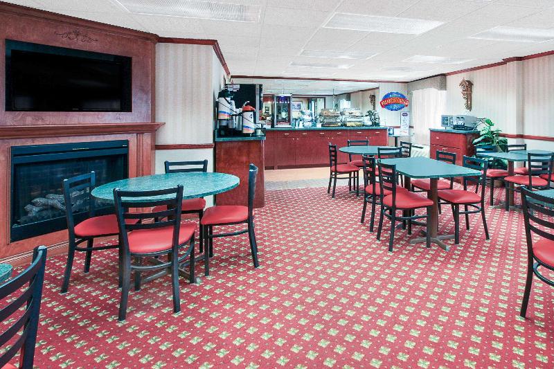HomeTowne Studios by Red Roof Flint - photo 24
