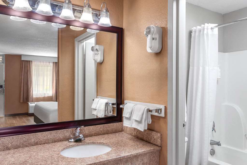 Days Inn by Wyndham Shelby - photo 20