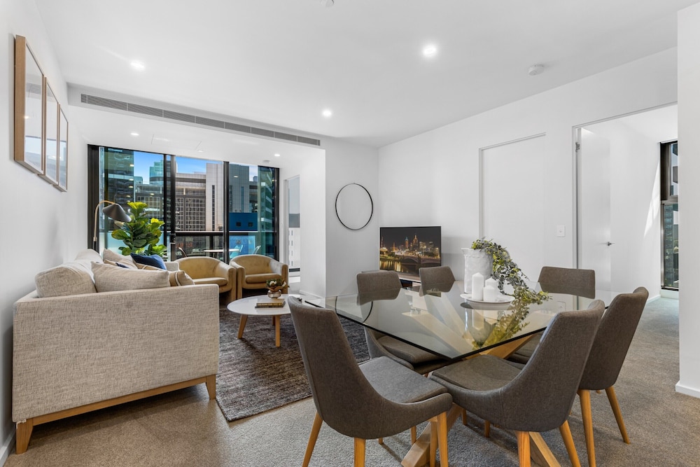 Remarkable 3 Bed with City Views & Swimming Pool — 4-Star Luxury Hotel in Melbourne, Australia