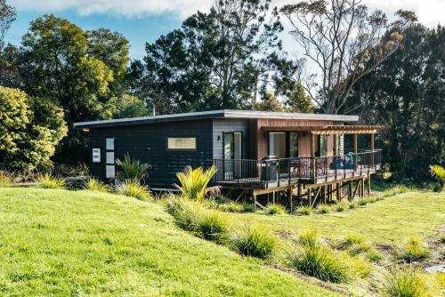 Putaki Bay Kereru Villa Be My Guest Waiheke — 4-Star Luxury Hotel in Auckland, New Zealand