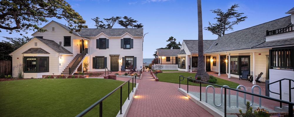 Carmel Beach Hotel - photo 2