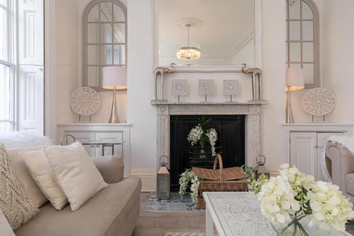 Gloucester Place Townhouse and Apartment Hot Tub — 4-Star Luxury Hotel in Cheltenham, United Kingdom
