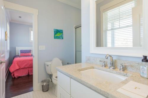 Kiki Hut by Oak Island Accommodations - photo 6