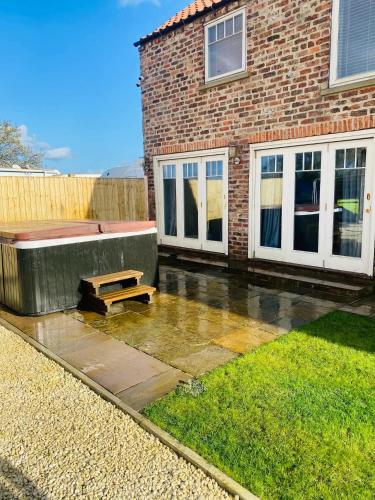 Barn near York with hot tub Perfect for Groups and Families in York, United Kingdom