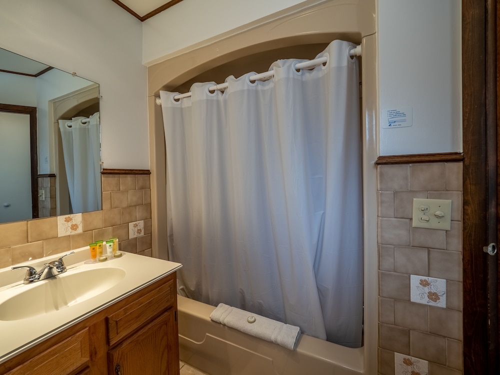 Lake 'N Pines Motel - photo 43