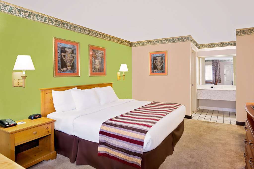 Days Inn & Suites by Wyndham Starkville - photo 4