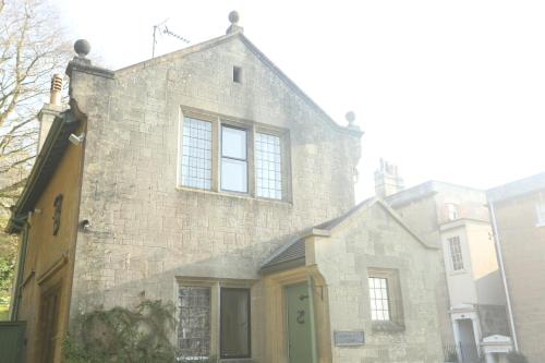 Entire Victorian Lodge in a privately gated estate with secure parking for two cars and a newly refurbished bathroom — 4-Star Luxury Hotel in Bath, United Kingdom